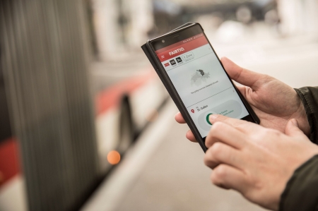 Bild einer Hand, die die Fairtiq App bedient