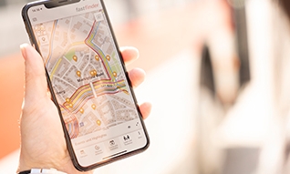 Handy mit einer Ansicht des Interaktiven Linienplans fastfinder